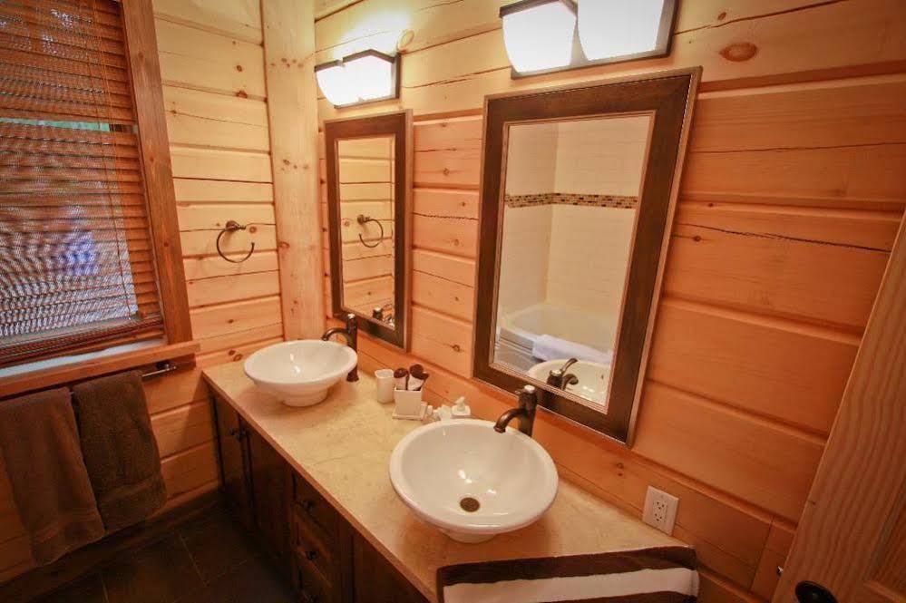 Wilderness Tours Rafting Resort Foresters Falls 외부 사진